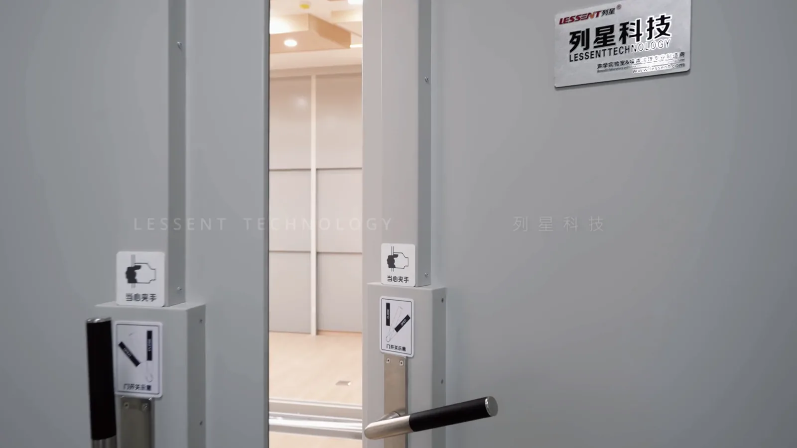 大模型卷向「实时语音」：Grok 转写错误率减半、阿里千问同传延迟下探，声学测试的考卷换成「低延迟 + 在线鲁棒」